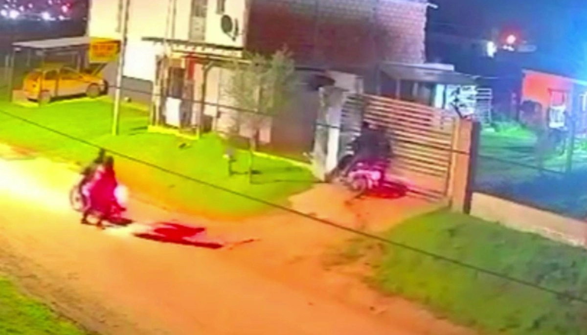 Perseguido por motochorros, motoquero derribó el portón de una casa y un pitbull puso en fuga a los ladrones