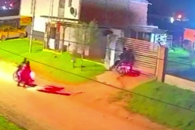 Perseguido por motochorros, motoquero derribó el portón de una casa y un pitbull puso en fuga a los ladrones