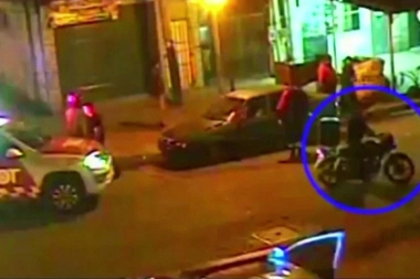No miró los espejos: abrió la puerta del auto y un motoquero voló al pavimento