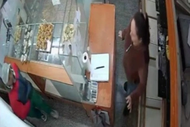 "Estas robada": entró a "manguear" y escapó con la recaudación de una panadería de La Plata