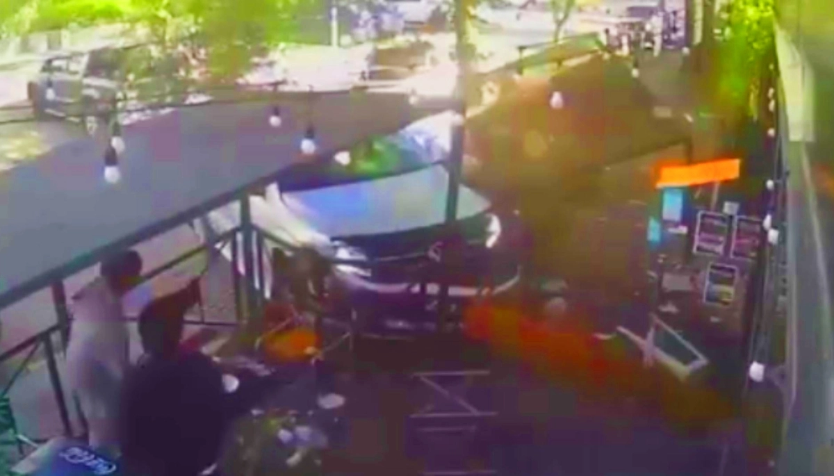 Vivos por un milagro: tras un choque, una 4 x 4 descontrolada salió despedida hacia los clientes de una parrilla en Ezeiza