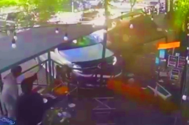 Vivos por un milagro: tras un choque, una 4 x 4 descontrolada salió despedida hacia los clientes de una parrilla en Ezeiza