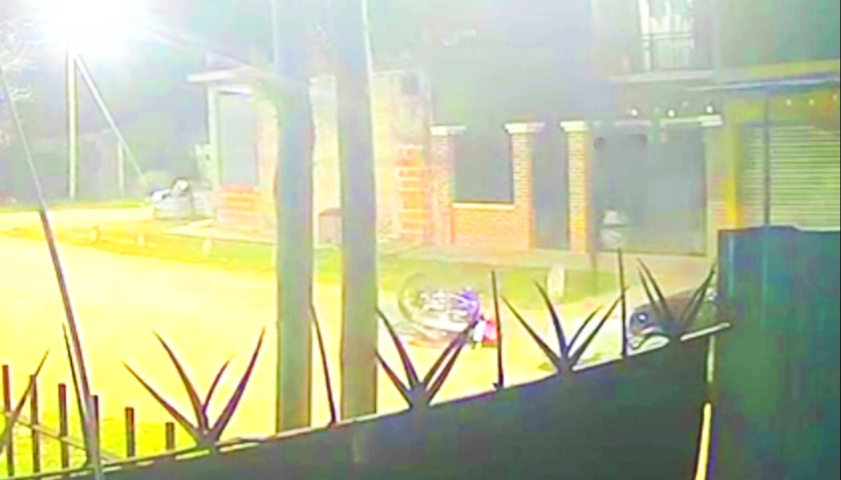Por esquivar un "cráter" en Florencio Varela, un motoquero chocó con un auto y está internado en estado grave