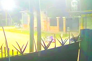 Por esquivar un "cráter" en Florencio Varela, un motoquero chocó con un auto y está internado en estado grave