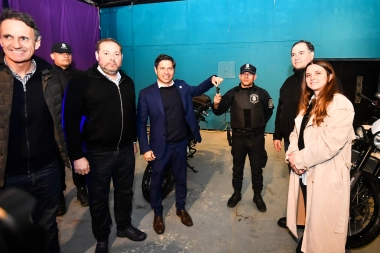 Kicillof se reunió con Méndez y entregó móviles policiales para fortalecer la seguridad de San Miguel