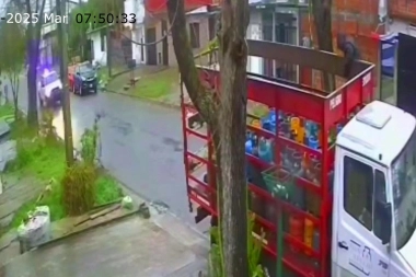 Encapuchado trepó al camión y se robó una garrafa delante de la policía de La Plata