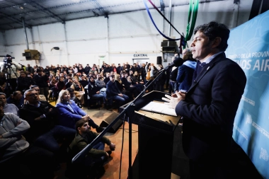 Agenda en la Quinta: Kicillof visitó Tandil para entregar viviendas, una ambulancia y móviles policiales