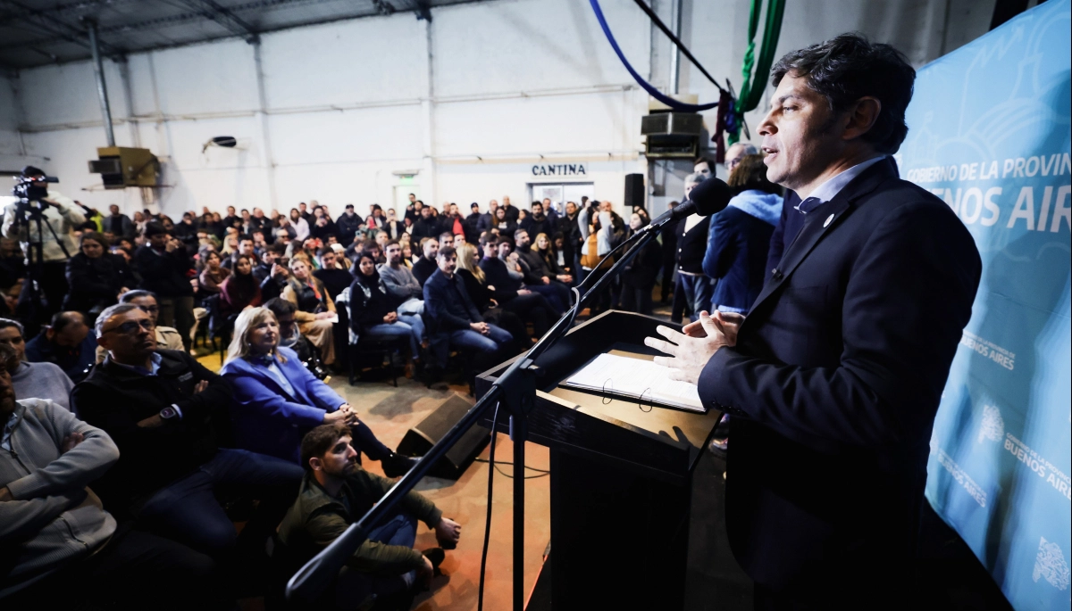 Agenda en la Quinta: Kicillof visitó Tandil para entregar viviendas, una ambulancia y móviles policiales