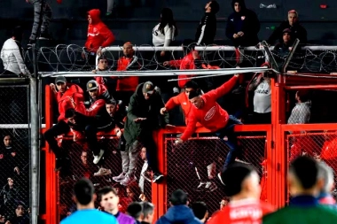 Graves incidentes en Independiente versus U de Chile: Alonso culpó a Conmebol y defendió a la Policía