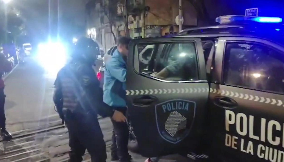 En La Boca, arrestaron a un motochorro adolescente y le incautaron una pistola robada a un policía