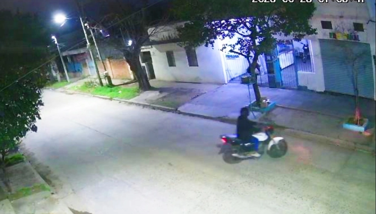 Impunidad o estupidez: intentaron robar una moto dentro de un garaje pero hicieron todo para ser detectados