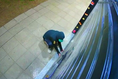 Inseguridad y descontrol en Moreno: encapuchado destrozó la persiana para robar un comercio