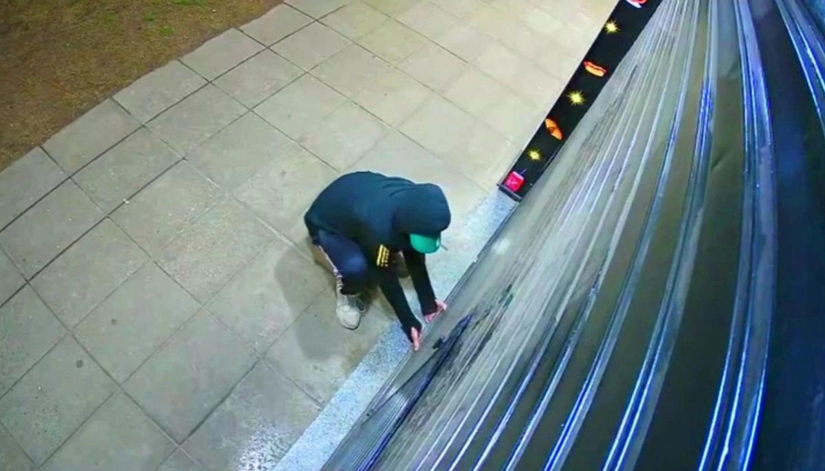 Inseguridad y descontrol en Moreno: encapuchado destrozó la persiana para robar un comercio