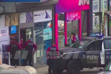 La Policía de la Ciudad detuvo infraganti a dos sujetos que pretendían robar un comercio de telefonía
