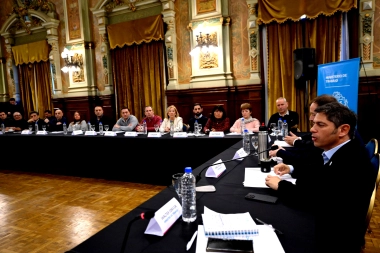 Luego de acordar paritarias, Kicillof convocó a gremios estatales y volvió a diferenciarse de Milei