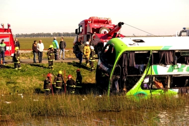 Conmoción en Ruta 2: volcó un micro que iba al acto de Kicillof y murieron al menos dos pasajeros