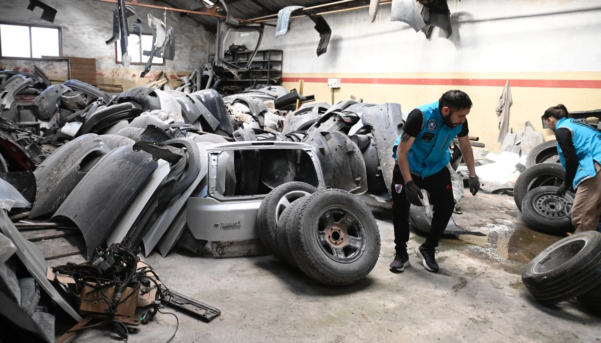 Allanaron un taller de CABA y encontraron centenares de autopartes de dudosa procedencia