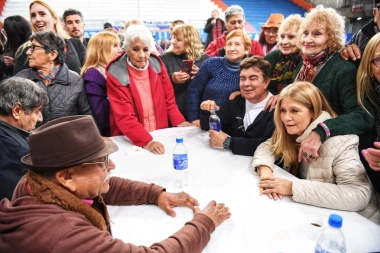 Verónica Magario compartió un almuerzo con jubilados en La Matanza y volvió a pedir “frenar a Milei”