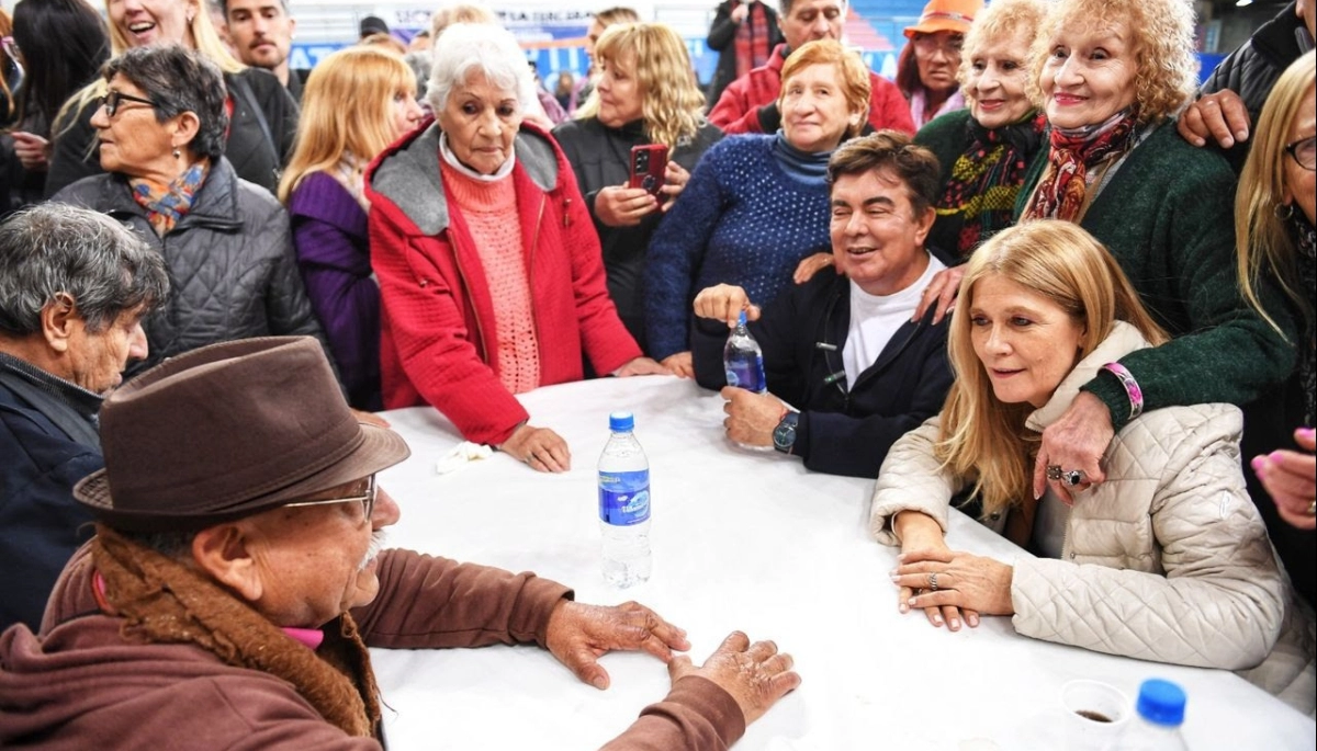 Verónica Magario compartió un almuerzo con jubilados en La Matanza y volvió a pedir “frenar a Milei”
