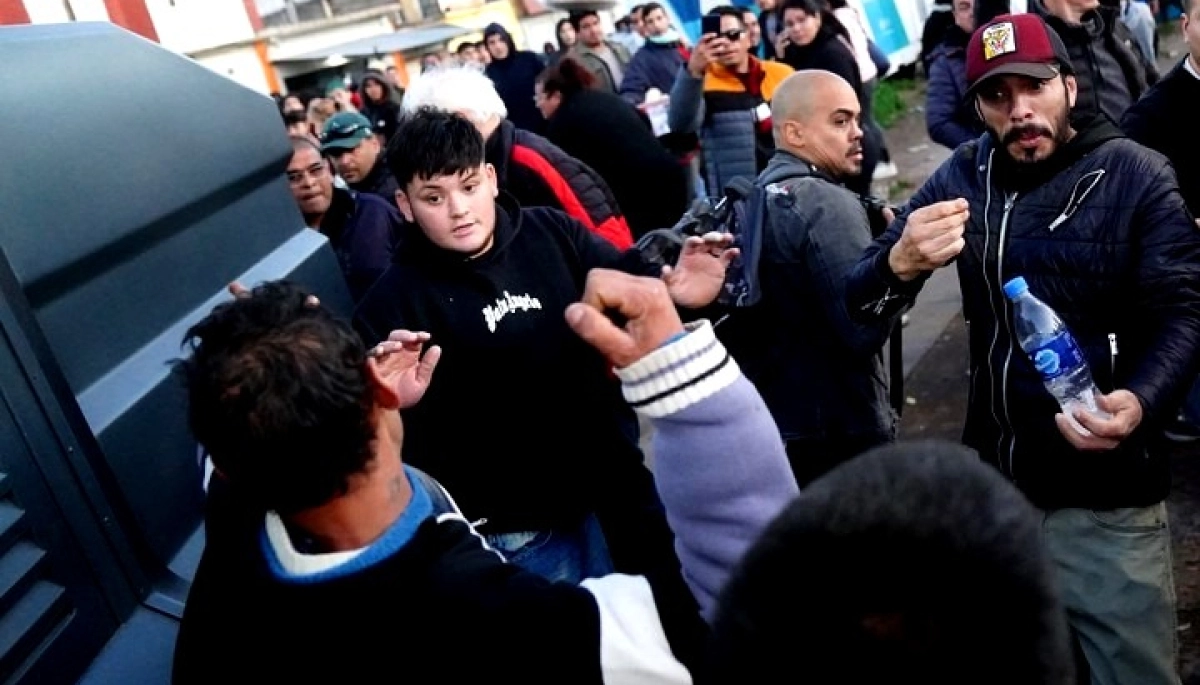 Nuevos incidentes en un acto de Milei: cerró su campaña en Moreno entre piñas, piedras y acusaciones cruzadas