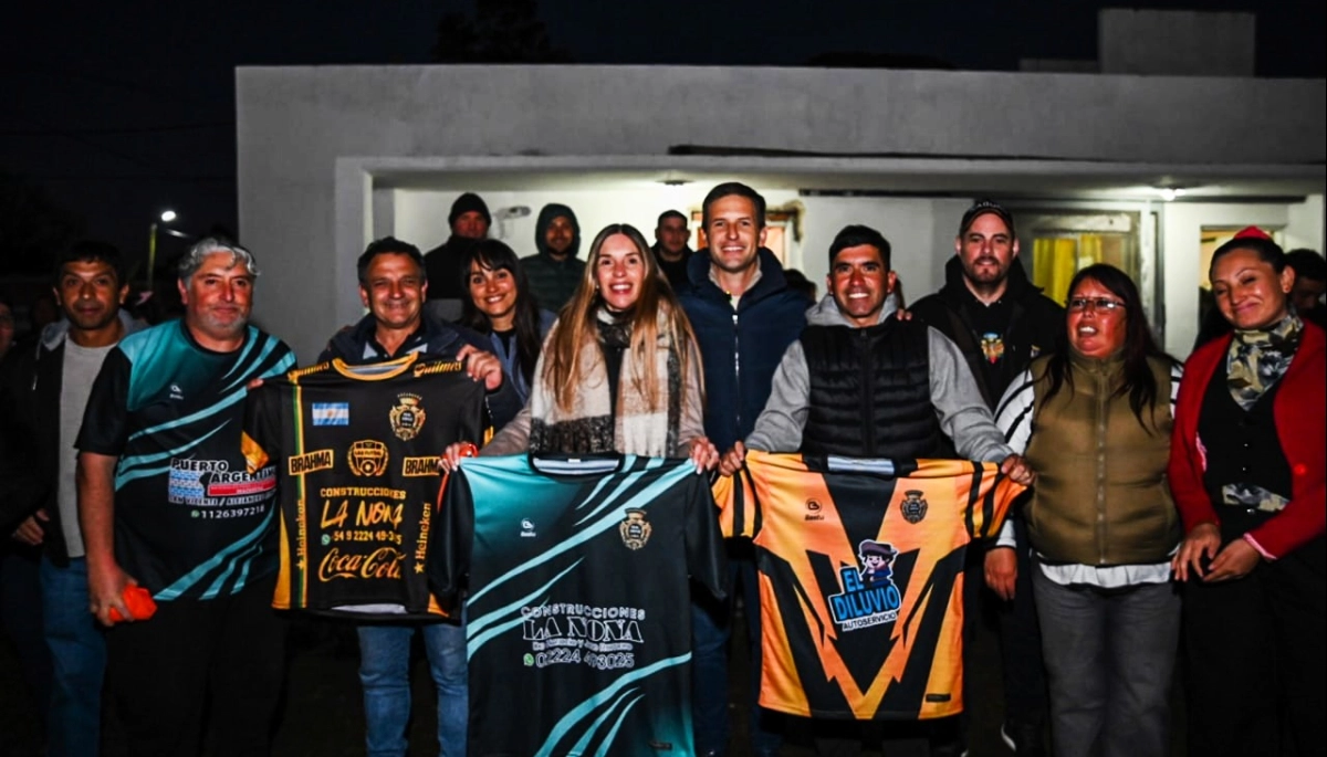 Gestión y deporte: San Vicente entregó indumentaria y anunció mejoras para el Club Real Domselaar