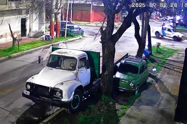 Escapaba con un camión robado y fue detenido tras chocar con un móvil policial en Lanús