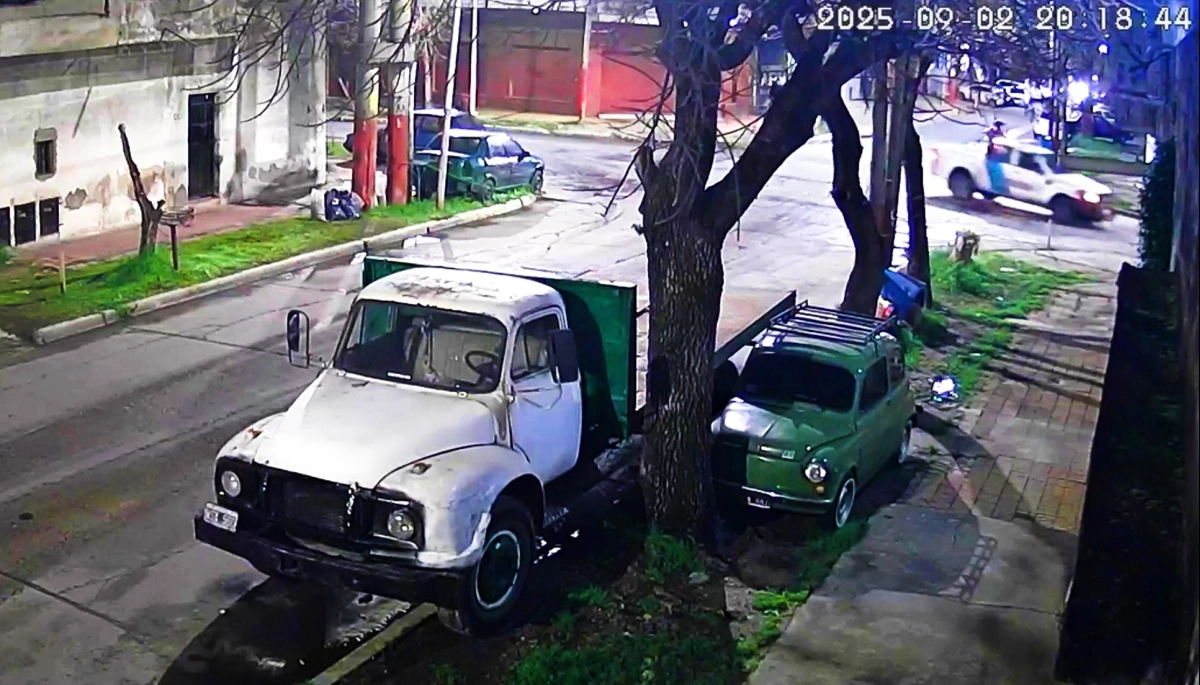 Escapaba con un camión robado y fue detenido tras chocar con un móvil policial en Lanús