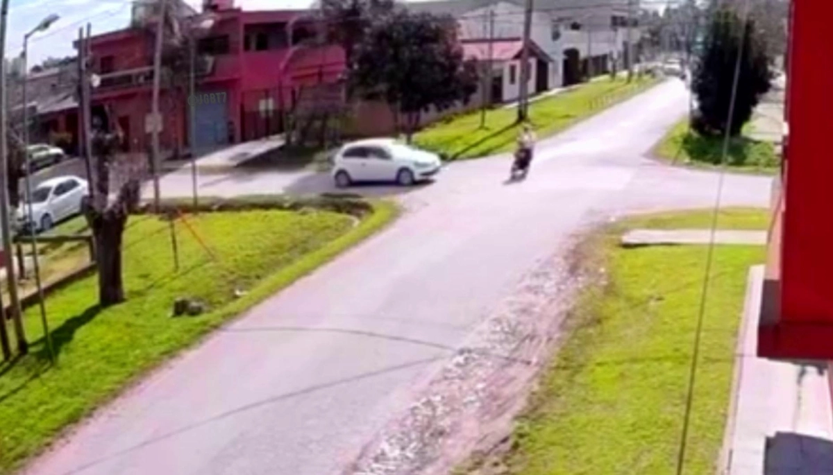 Choque y fuga en La Plata: buscan a un conductor que atropelló a un motociclista y lo abandonó