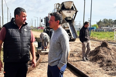 Más obras para los vecinos de Roque Pérez: Sciaini recorrió los trabajos sobre el cordón cuneta