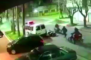 Se detuvo por el semáforo y motochorros lo molieron a golpes en Lanús