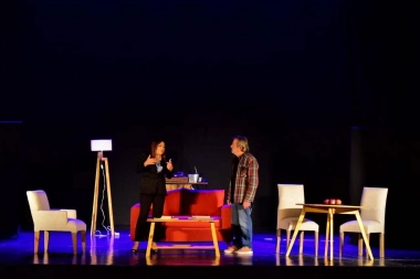 Noche de humor y entretenimiento: la obra “Es Complicado” llega a Adolfo Gonzales Chaves