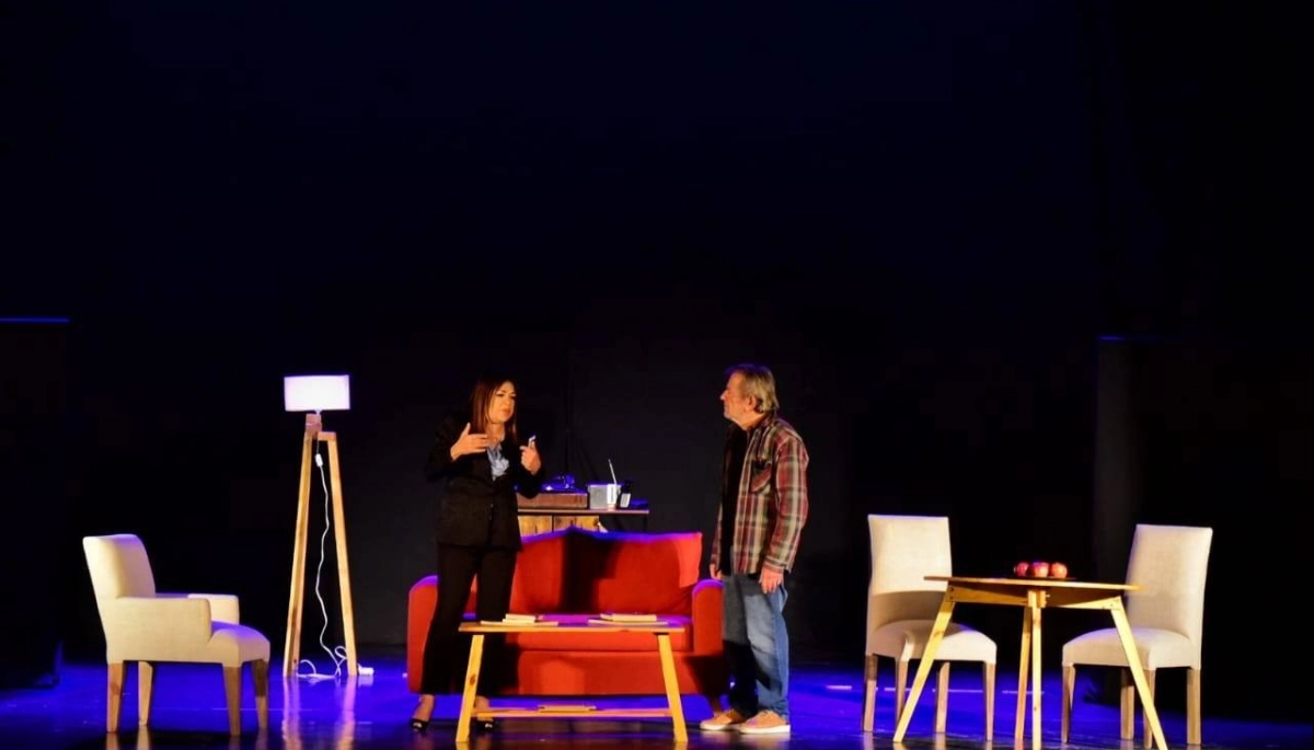 Noche de humor y entretenimiento: la obra “Es Complicado” llega a Adolfo Gonzales Chaves