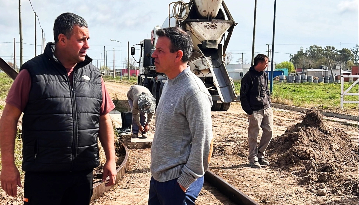 Más obras para los vecinos de Roque Pérez: Sciaini recorrió los trabajos sobre el cordón cuneta