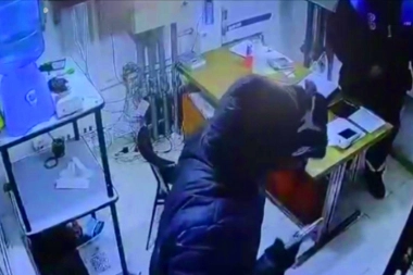 Encapuchado y a los tiros: violento delincuente robó la recaudación de una estación de servicio en la costa