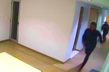 Encapuchados y a las patadas, reventaron la puerta y robaron un departamento de La Plata