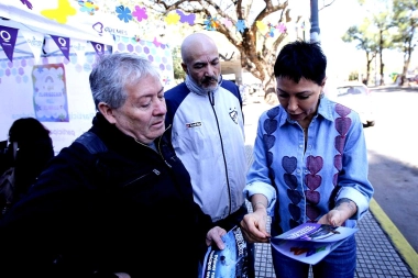 Mayra Mendoza dialogó con los vecinos que se acercaron al operativo “Quilmes Cerca, Edición Primavera”