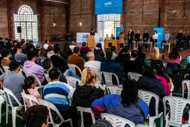 Junto a autoridades municipales, Petrecca entregó 24 lotes con servicios a los vecinos de Junín