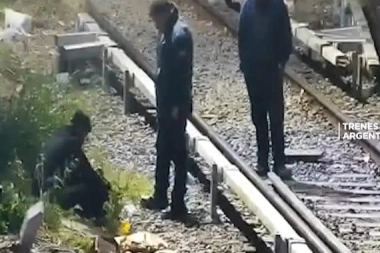 Le pelaron los cables: atraparon a un hombre que pretendía robar el tendido eléctrico de los trenes