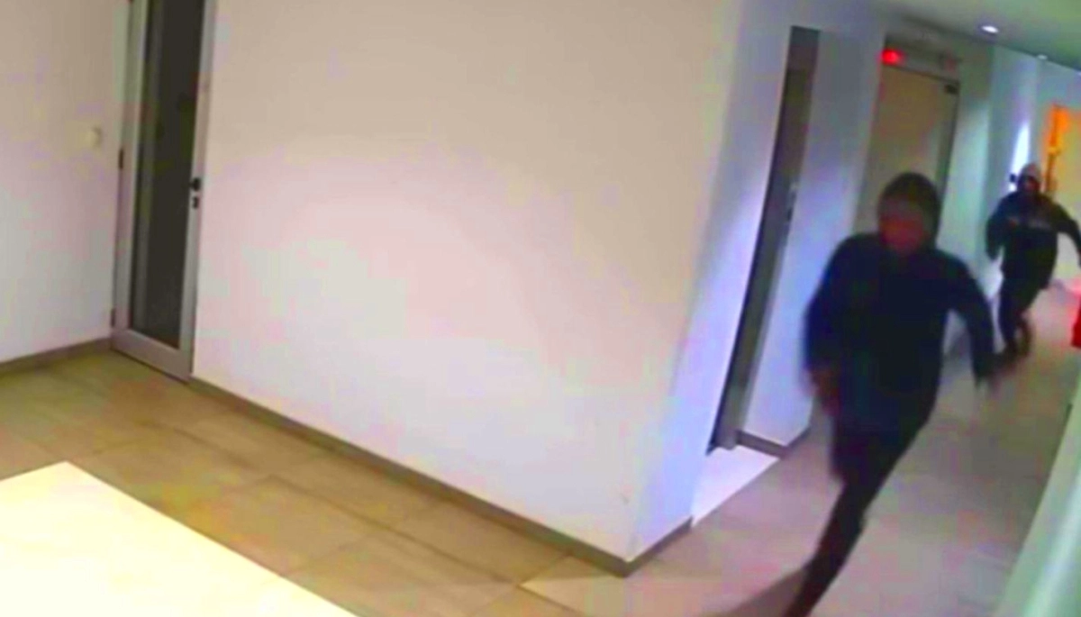 Encapuchados y a las patadas, reventaron la puerta y robaron un departamento de La Plata