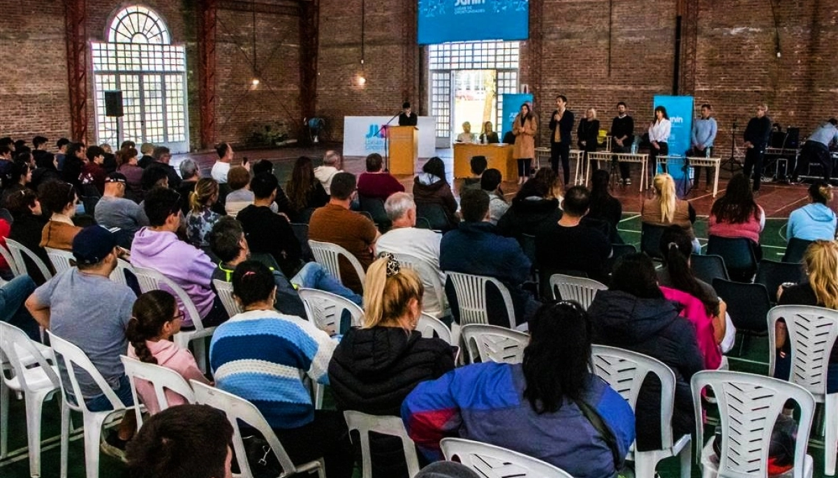 Junto a autoridades municipales, Petrecca entregó 24 lotes con servicios a los vecinos de Junín