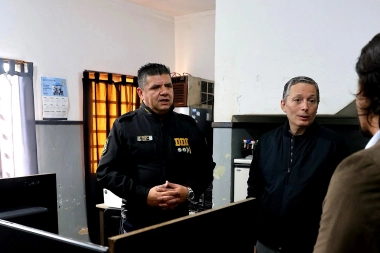 Con traje de candidato, Gray cruzó a Milei por la caída del consumo y acusó al modelo liberal de vaciar la heladera