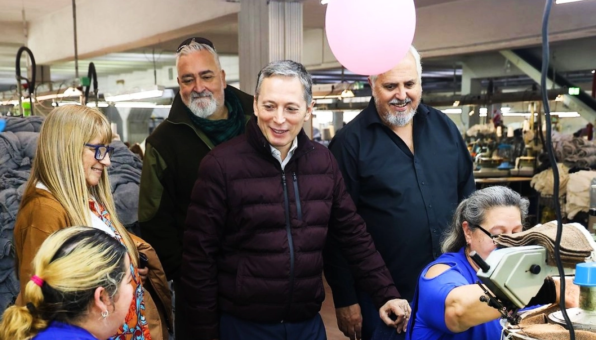 Gray recorrió la planta de Mauro Sergio en Mar del Plata y dialogaron sobre la situación de la industria textil