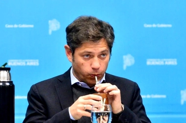 Kicillof contestó con una foto a las 23 horas: la ironía que descolocó a Milei y Viale tras la marcha