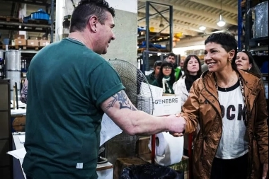 Mayra Mendoza y Cecilia Soler recorrieron una empresa en Quilmes y dialogaron con sus trabajadores