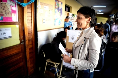 Al mismo tiempo que Valenzuela en Tres de Febrero, Mayra Mendoza votó en Quilmes