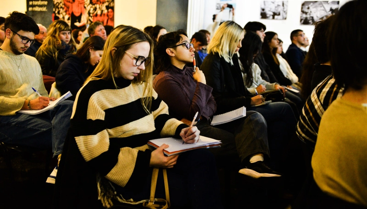 Estela Díaz encabeza una clase de formación política-feminista en el Instituto de Capacitación Política