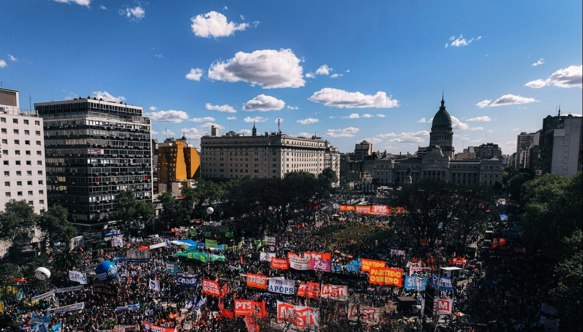 Multitudinaria marcha contra los vetos de Milei contra el Garrahan y las universidades
