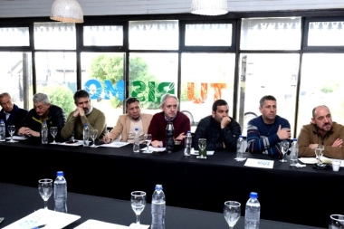 Doce intendentes bonaerenses le piden a Milei que recapacite y le hacen un pedido especial