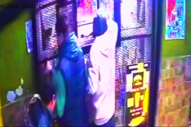 Le pusieron un cuchillo en la cara y le robaron en la puerta de un kiosco en Merlo