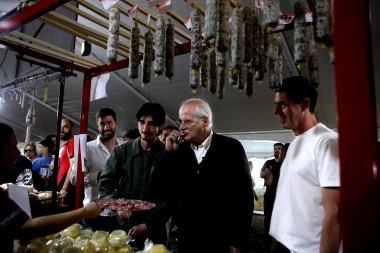 Con el Gobierno de Milei sacudido por la crisis, el peronismo bonaerense acelera la campaña de octubre